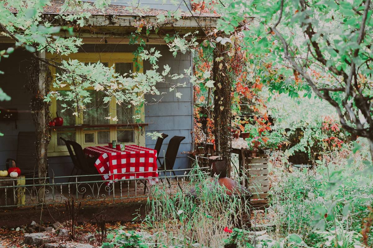 The Ultimate Guide to Choosing Furniture for Around Fire Pit: Cozy, Safe & Stylish